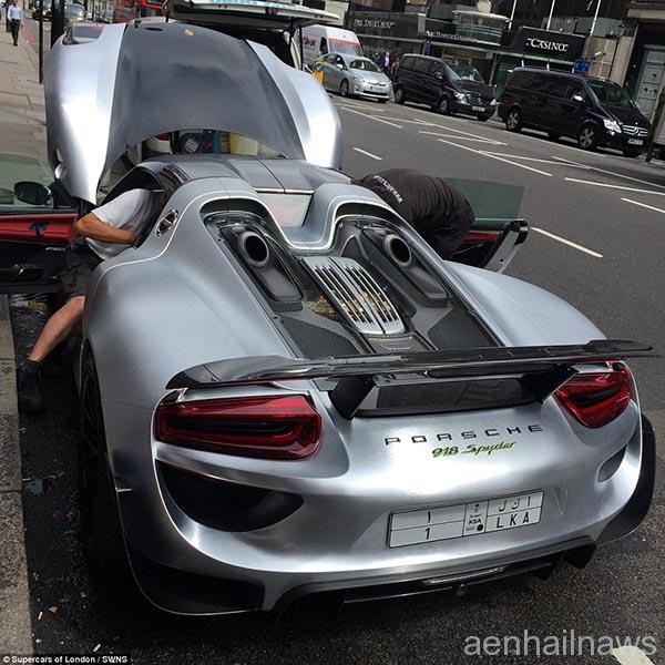 2AE78D7700000578-3177454-Instead_of_taking_it_to_a_discreet_valeter_who_could_work_on_it_-a-7_1438103182296