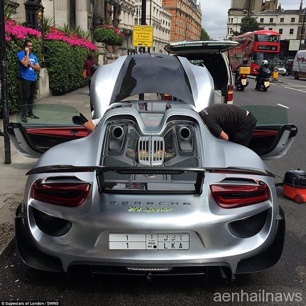 2AE78EB000000578-3177454-The_car_was_parked_up_in_an_on_street_parking_space_but_passing_-a-5_1438103182228