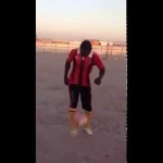 في مشهد طريف يلعب الكرة مع مدير جامعة الملك سعود