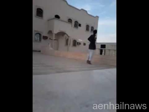 فيديو: سعودي يتحدى كبار نجوم كرة القدم بحركة مذهلة
