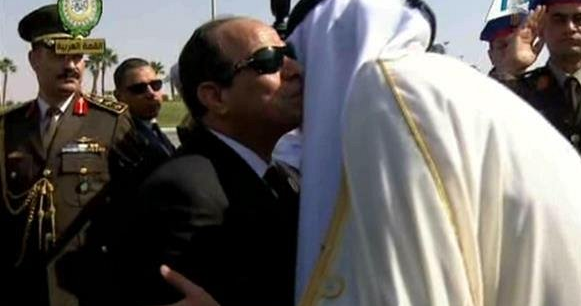 أمير قطر يصل شرم الشيخ للمشاركة في القمة العربية