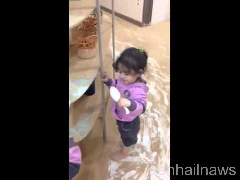 سعودية تُصوِّر طفلتيها أثناء تناولهما تراب “العاصفة”