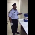 سعودية تُصوِّر طفلتيها أثناء تناولهما تراب “العاصفة”