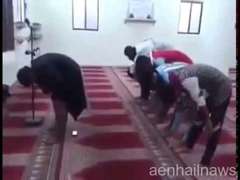 بالفيديو __ مقطع فيديو لإمام يسرق المصلين