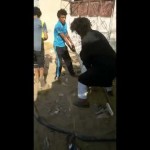 خادمة تعذب طفل رضيع أثناء الاستحمام (فيديو)