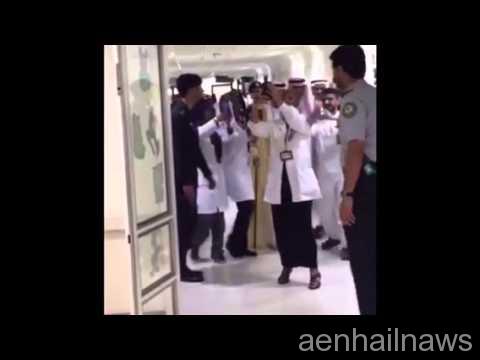 بالفيديو  .. خادم الحرمين يزور الأديب “خوجة”.. والأطباء يلتقطون “سيلفي” مع الملك