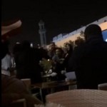 بالفيديو _ ينجو بأعجوبة من سيارة قطعت إشارة مرورية