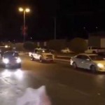 فيديو … فتاة تهاجم ” متحرشاً ” بعصا مكنسة في أحد الأسواق