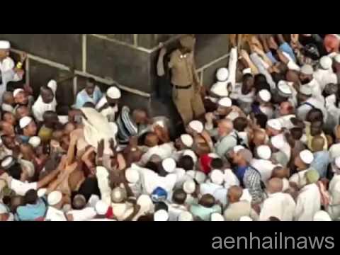 بالفيديو: زائر يتنقز فوق أكتاف الطائفين من أجل تقبيل الحجر الأسود
