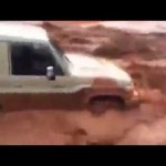 بالفيديو  حلاق يصنفر وجه زبون بالنعلة