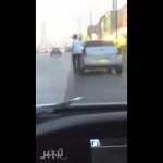 بالفيديو: شاب متهور يفحط بالطين وينقلب 4 انقلابات