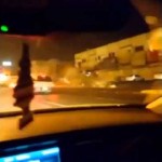 بالفيديو: شاب متهور يتعلق بسيارة مسرعة