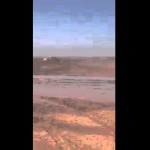 بالفيديو: شاب متهور يتعلق بسيارة مسرعة