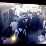 بالفيديو: تطعيس مهايطية يتسبب في انقلاب سيارتين