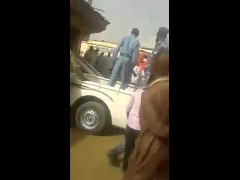 بالفيديو: شاب سوداني يحاول الانتحار ويتسبب في سقوط رجل أمن
