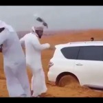 بالفيديو: جيب يعجز عن سحب جمل بالصحراء رفض السير معه