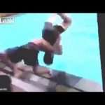 بالفيديو: أحد أفراد الدفاع المدني يفقد السيطرة على “خرطوم المياه” فيطرح زميله أرضاً