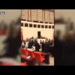 بالفيديو: مشجع يفصخ فنايل عياله الهلالية ويقرطها بدرام البلدية
