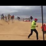 بالفيديو: حصان يفزع لراعية ويدافع عنه