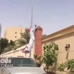 بالفيديو: شاب يحطم سيارته متعمداً وسط التهليل