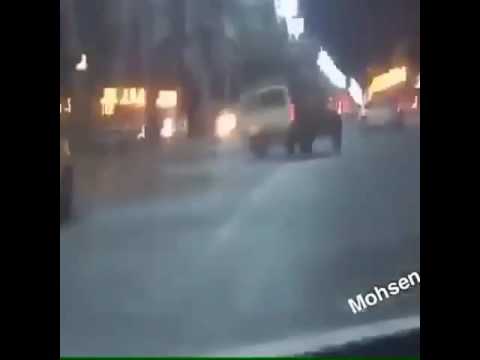 بالفيديو : مهايطي يفحط على “جيب ربع” في أحد الشوارع ينتهي بإنقلابه