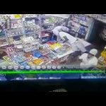 بالفيديو: نوبة هستيرية تصيب امرأة في أحد المراكز التجارية