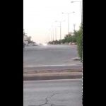 بالفيديو: قائد سيارة يعترض أخرى بطريق عام ويصدمها ويلوذ بالفرار
