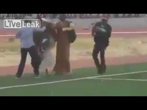 بالفيديو: مشاجرة بين ” مشعوذين” داخل ملعب كرة قدم