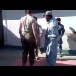 بالفيديو : شاهد شاب يستلقي أمام شاحنة مسرعة كادت تدهسه