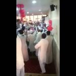 بالفيديو .. تعرض عدد من سيارات السعوديين في شارع المعارض بالبحرين للتكسير