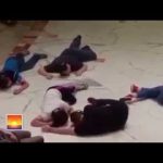بالفيديو..  الحرارة يحرك أحد أغطية الصرف الصحي