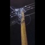 بالفيديو … مواطن يوثِّق لحظة تطاير البنزين من خزان سيارته بفعل إرتفاع درجة الحرارة