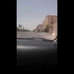فيديو لأب يعذب طفله ويربط عنقه بالسلاسل