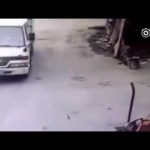 بالفيديو: حجر يتساقط على زبائن يتناولون وجبة بأحد المطاعم..
