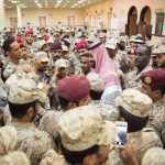 مواطن يصور مشهد مقزّز لمقيمين وهم يٌحّضرون عرباتهم للبيع المتجول
