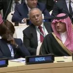 بالفيديو …. معلم يمزق كتاب لاحتوائه على صور فتيات