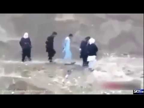 بالفيديو … أسير شجاع يخطف سلاح داعشي قبل تنفيذ الإعدام به
