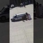 شاهد ماذا وجد هذا المواطن داخل سمكة اشتراها من مطعم شهير