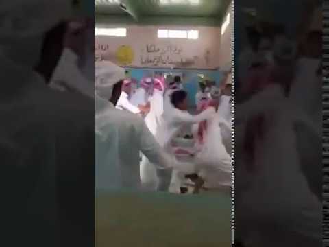 بالفيديو: مضاربه جماعية بين طلاب في غياب تام للمعلمين ومدير المدرسة!