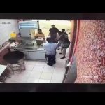 بالفيديو: فتاة تلمخ شاب كف على وجهه بعد تحرشه بها