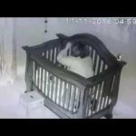 بالفيديو …ردة فعل سريعة من طفل تنقذ أخاه الرضيع قبل لحظات من سقوطه