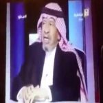 رجل أمن يصادف سائق مٌسن يغير إطار سيارته فقام بمساعدته