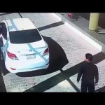 بالفيديو : غشيم“مفحط” فقد السيطرة واصطدم رصيفاً .. و“سيتصل بـ”نجم” لإصلاح سيارته”!