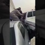 المعتدي على عامل المحطة مبررًا: فتح الباب وأنا أطعم أمي علاجها وشتمني -فيديو