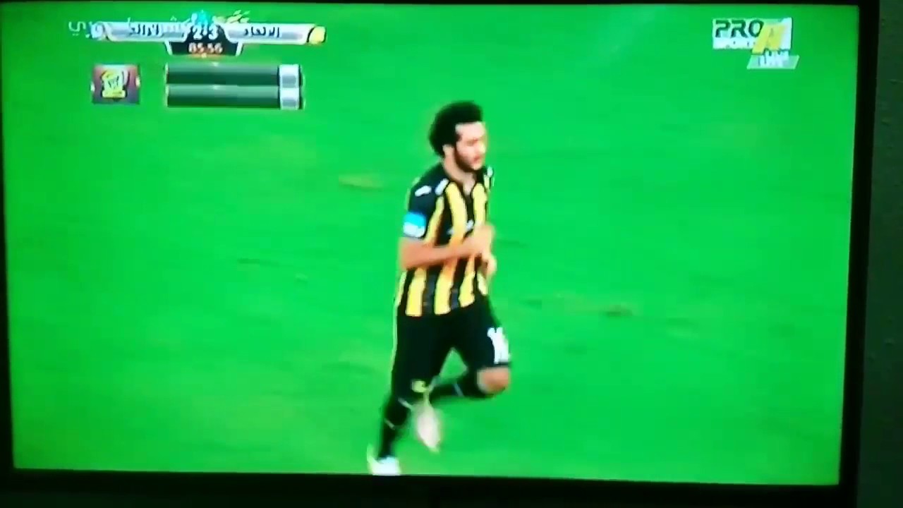 بالفيديو.. لاعب الاتحاد محمد قاسم يثير الجدل في لقاء الرائد بحركة تشبه التثليث