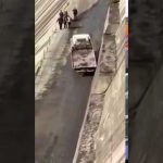 بالفيديو: معجزة تنجي طفلاً من أسفل شاحنة