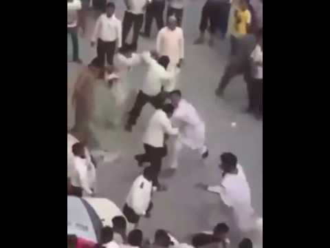 بالفيديو : مشاجرة «عنيفة» بين سائقي سيارات الأجرة