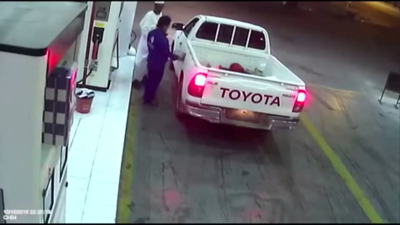 عامل محطة ينقز بحوض سيارة بعد هروب اسائق دون ان يدفع النقود