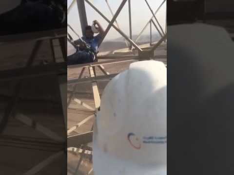 بالفيديو:شاب يجلس فوق برج شاهق للكهرباء… ويتغنى بعد الانتهاء من عمله
