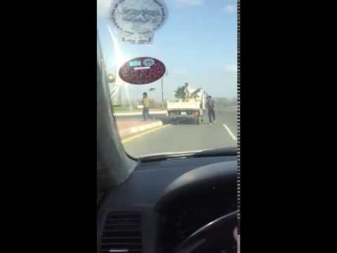 بالفيديو: بعد انتهاء زيارة الامير .. مواطن يوثق عملية إزالة الورود من الطريق